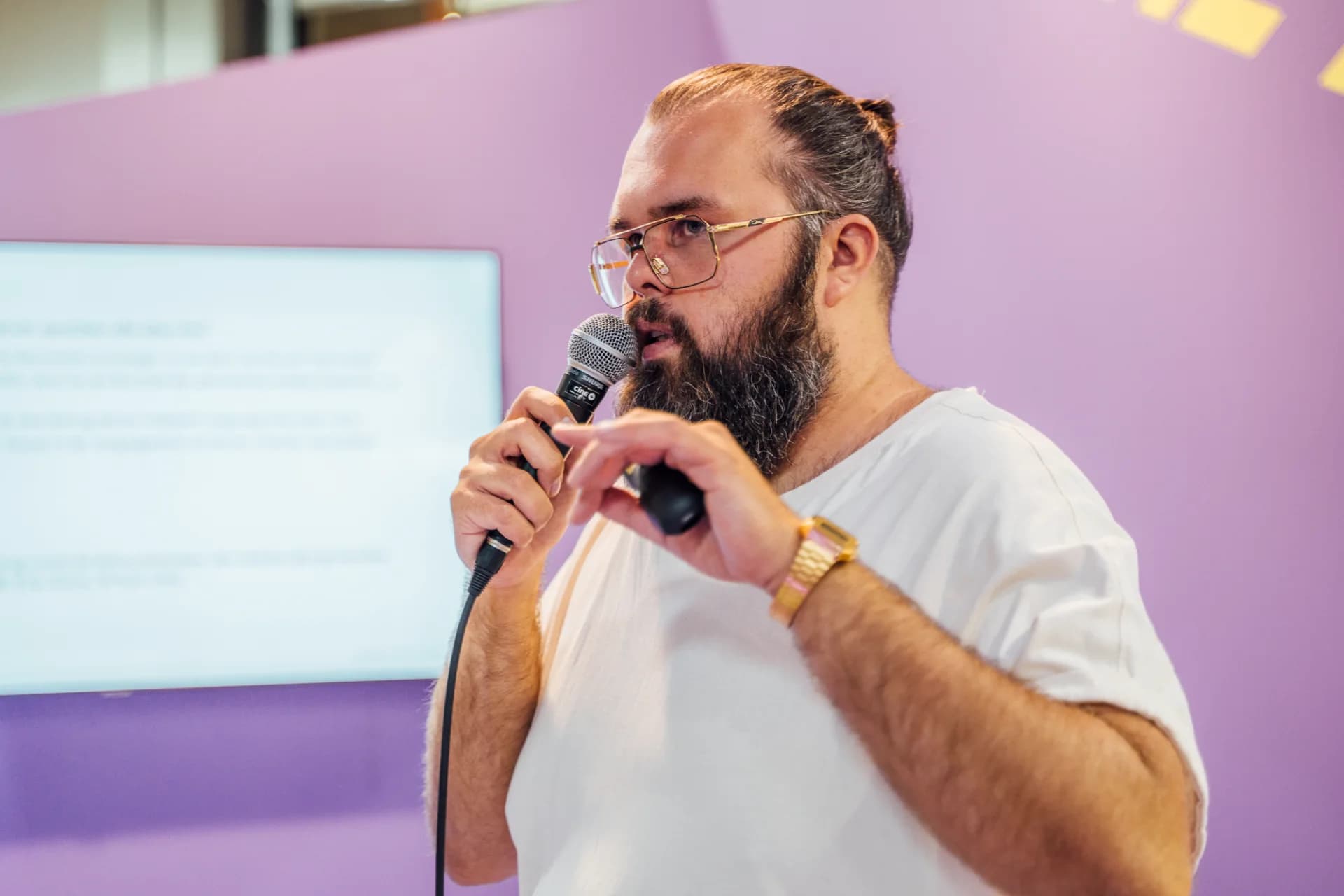 Tobias Sander bei einem Fachvortrag zu digitaler Strategie und KI