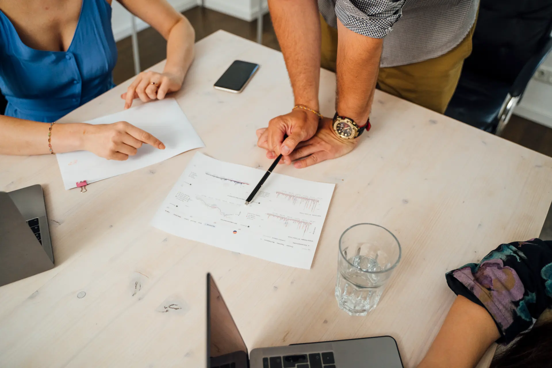 Team prüft Kennzahlen und Prozesskosten für eine Softwareentscheidung